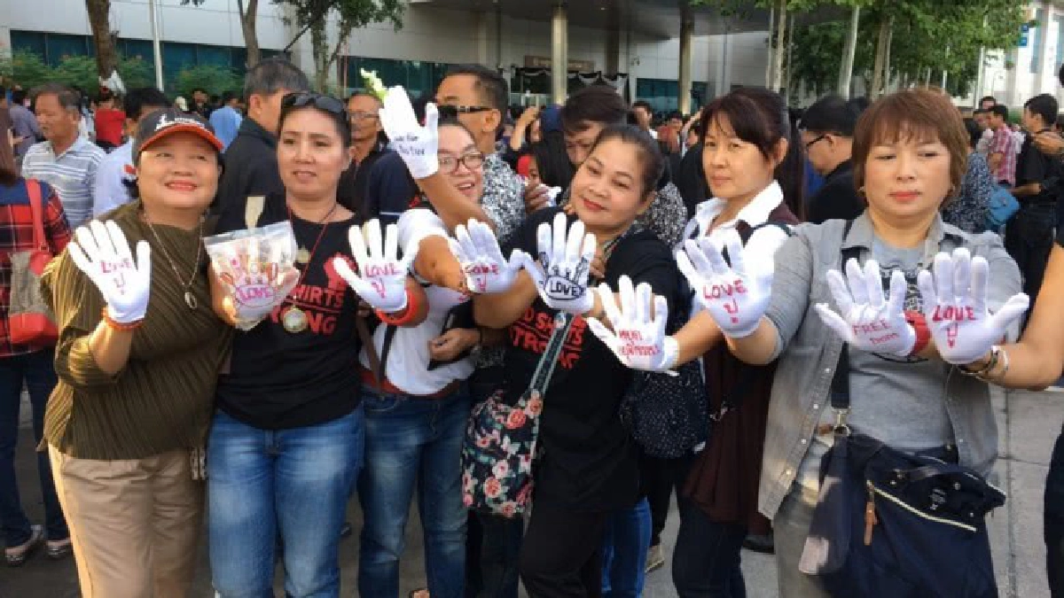 "มวลชน" รอให้กำลังใจ "ปู" แถลงปิดคดี "จำนำข้าว" "มวลชน" รอให้กำลังใจ "ปู" แถลงปิดคดี "จำนำข้าว"