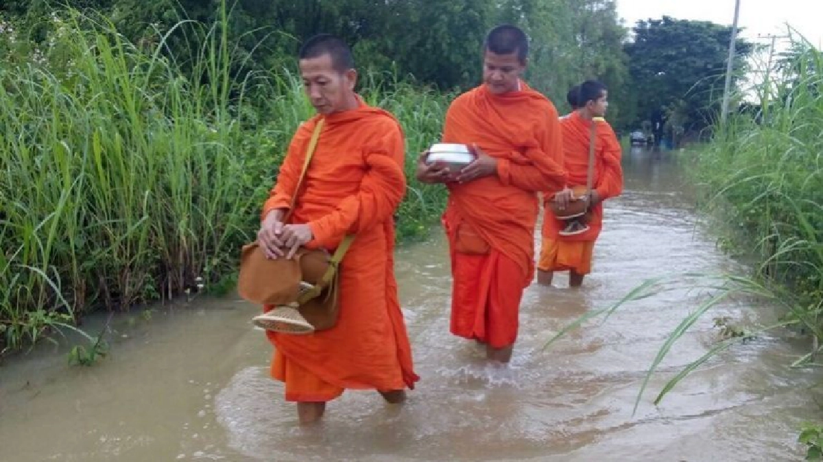 “พระสงฆ์”เดินลุยน้ำบิณฑบาต “พระสงฆ์”เดินลุยน้ำบิณฑบาต