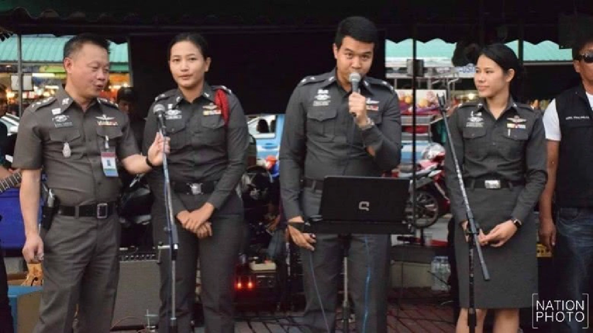 ตร.-ทหารร้องเพลงเปิดหมวกช่วยน้ำท่วม ตร.-ทหารร้องเพลงเปิดหมวกช่วยน้ำท่วม