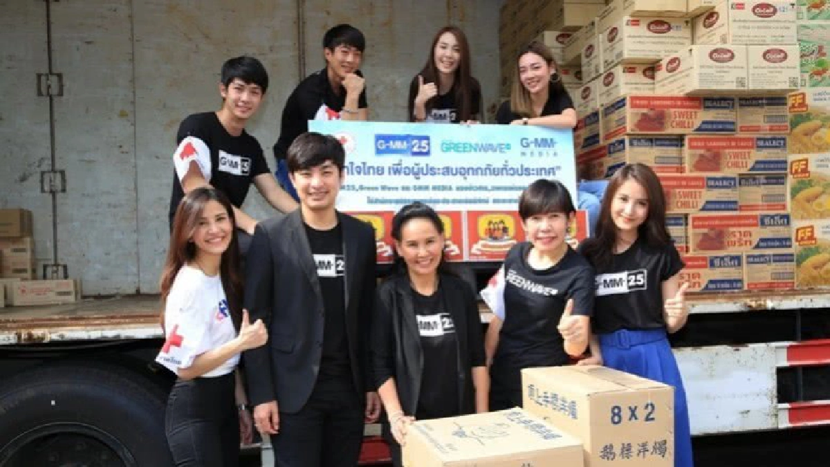 น้ำใจคนไทย!! 'ฉอด' นำทีมดีเจเอไทม์-นักแสดง GMM25 ช่วยน้ำท่วม น้ำใจคนไทย!! 'ฉอด' นำทีมดีเจเอไทม์-นักแสดง GMM25 ช่วยน้ำท่วม