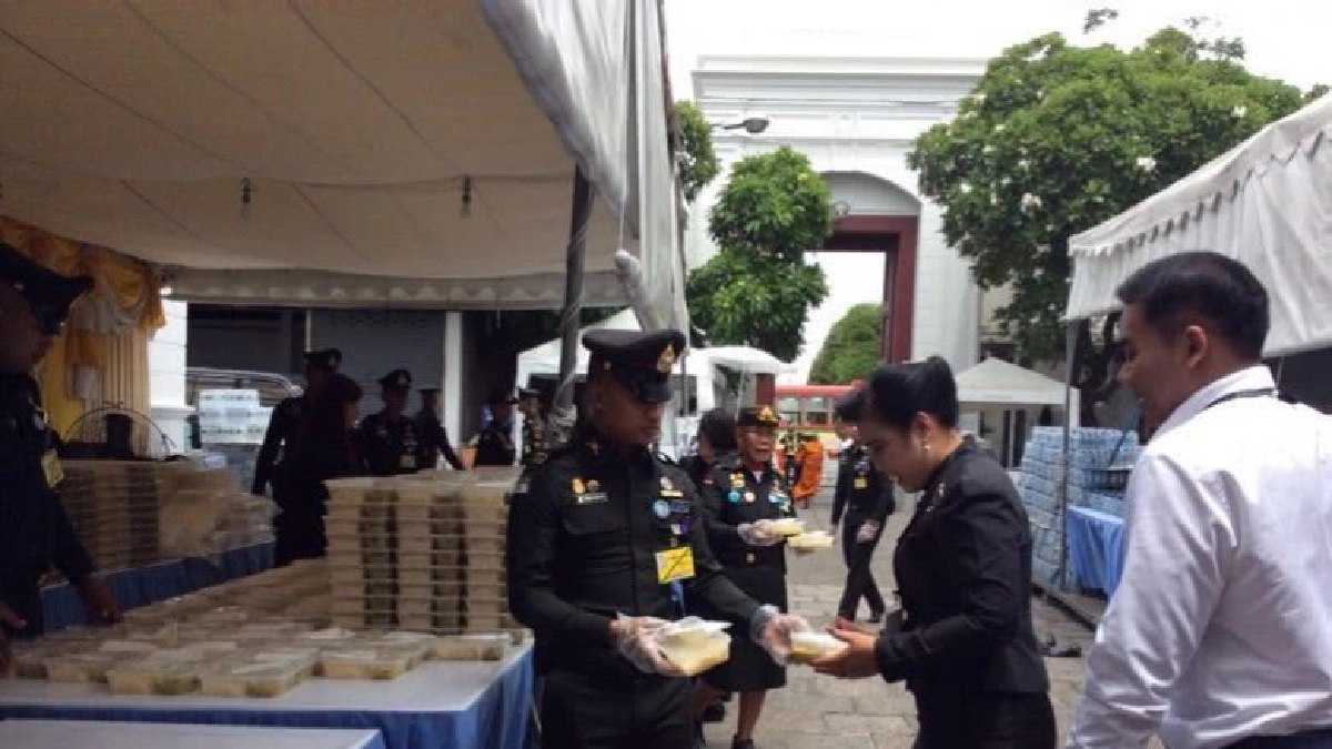 อาหาร น้ำดื่ม ของว่าง พระราชทานแก่พสกนิกร
