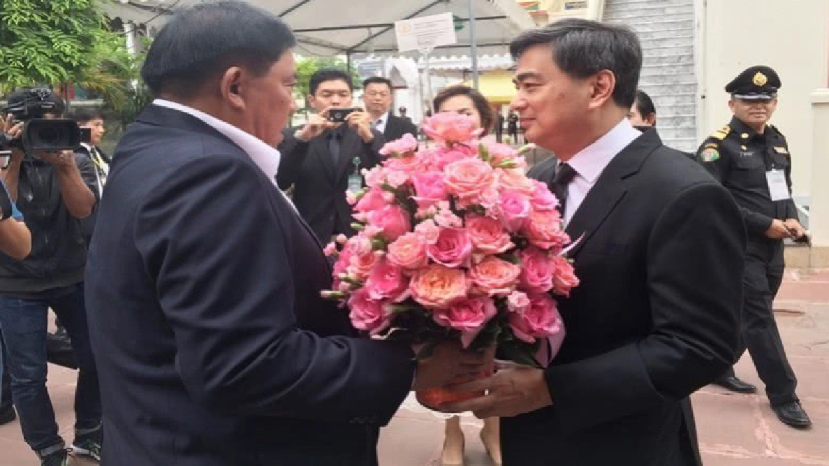  “มาร์ค”เข้าเฝ้าสมเด็จพระสังฆราชทำบุญวันเกิด 53 ปี