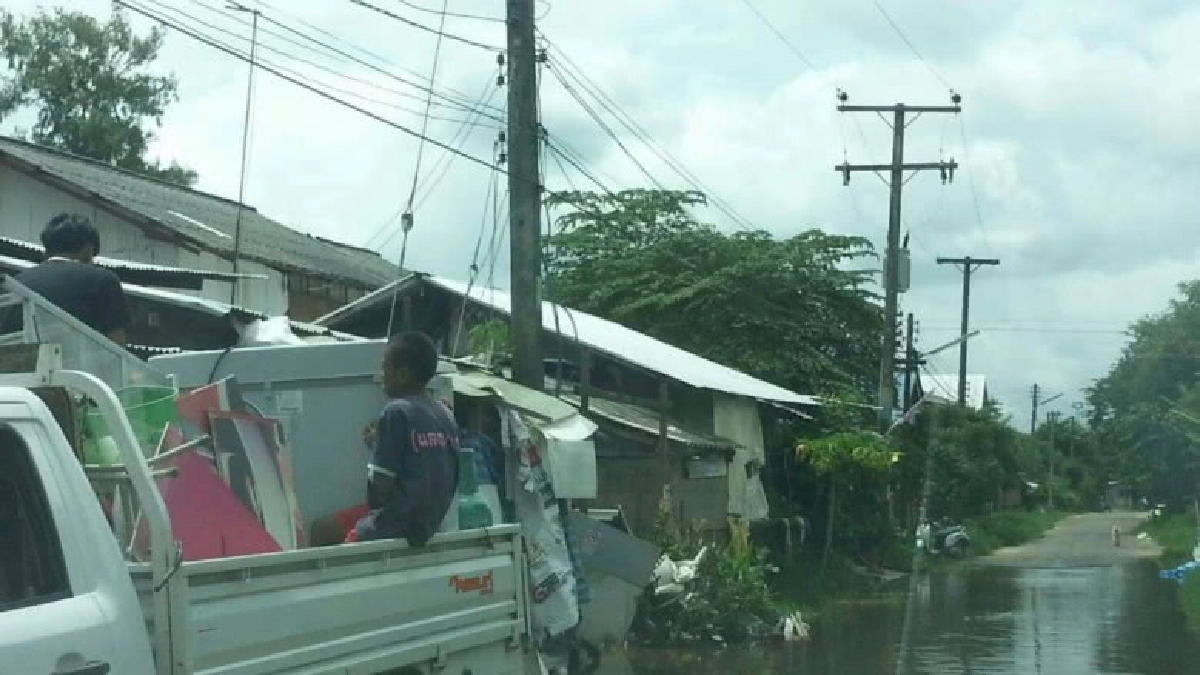 ชาวบ้านเมืองอุบลฯ เริ่มขนย้ายสิ่งของไปจุดอพยพหลังน้ำขึ้นสูง
