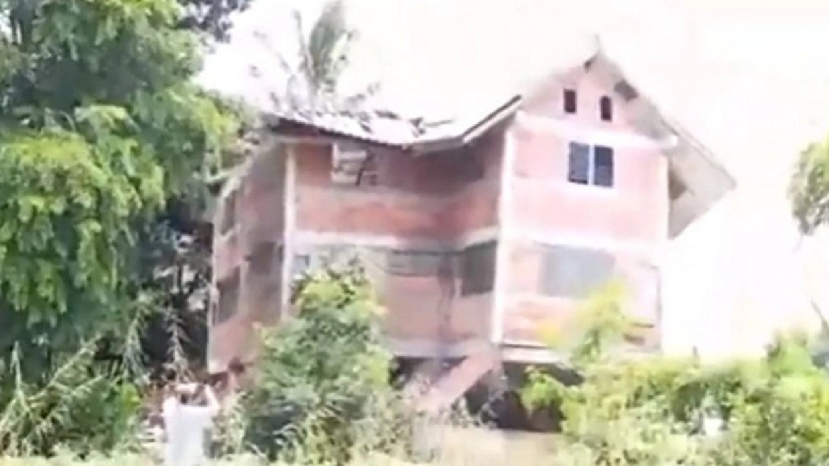 นาทีระทึก!!นับถอยหลังบ้านโบราณพังครืนลงน้ำ(ชมคลิป)