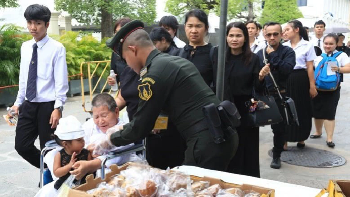 สมเด็จพระเจ้าอยู่หัว โปรดให้ทำขนมไทยโบราณแจกจ่ายพสกนิกร