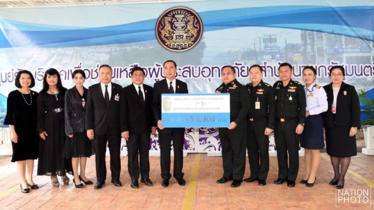 "นายกฯ" ควัก 1แสน ช่วยน้ำท่วม "นายกฯ" ควัก 1แสน ช่วยน้ำท่วม