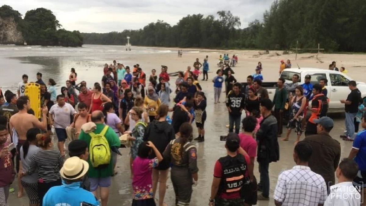 คลื่นแรงซัดเรือหางยาวล่ม!