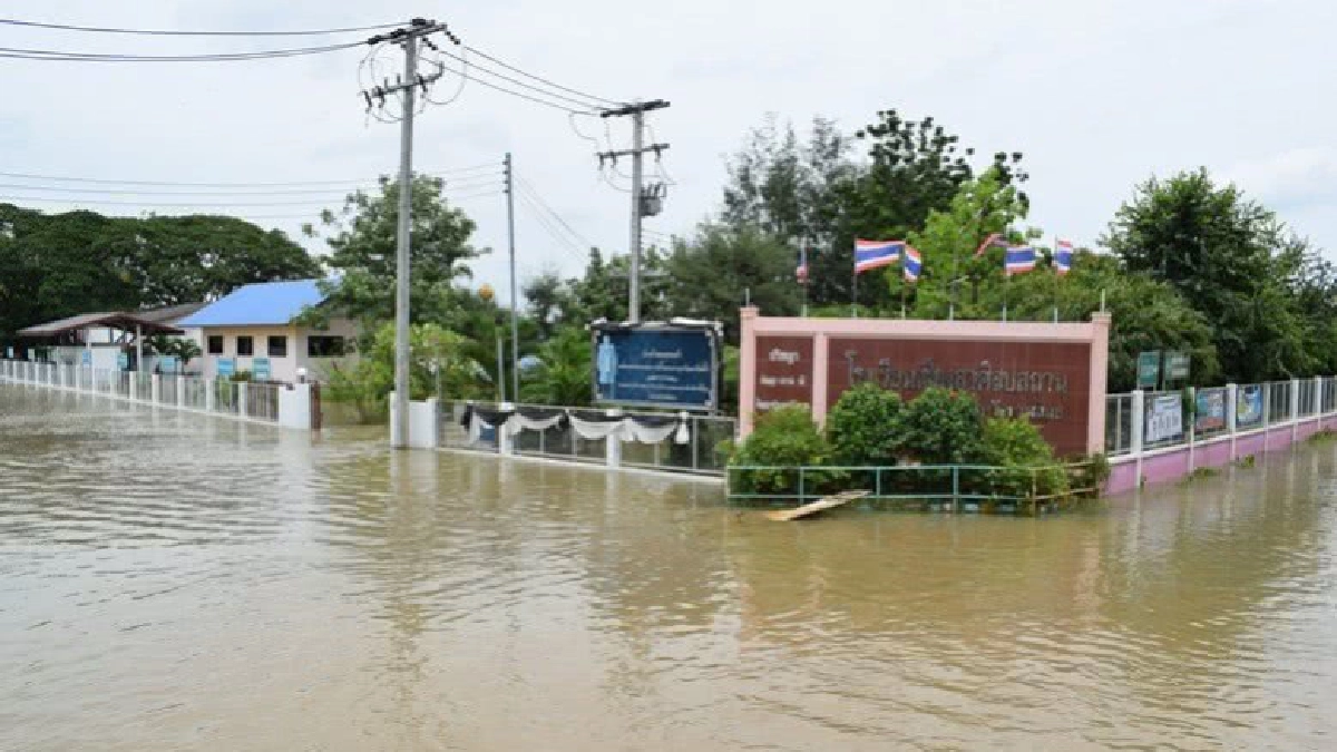 เปิดศูนย์ช่วยร.ร.-นร.กาฬสินธุ์ประสบเหตุน้ำท่วม 