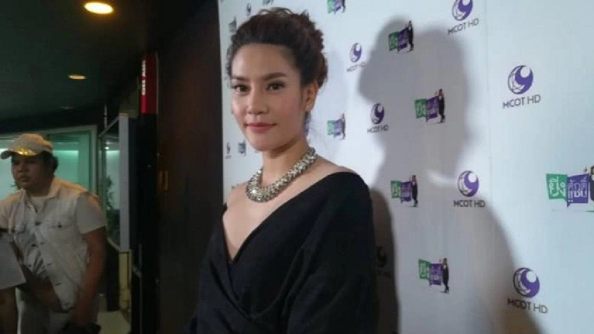 'น้ำตาล'ยืดอกรับโพสต์แขวะพระเอกชื่อดัง (คลิป) 'น้ำตาล'ยืดอกรับโพสต์แขวะพระเอกชื่อดัง (คลิป)