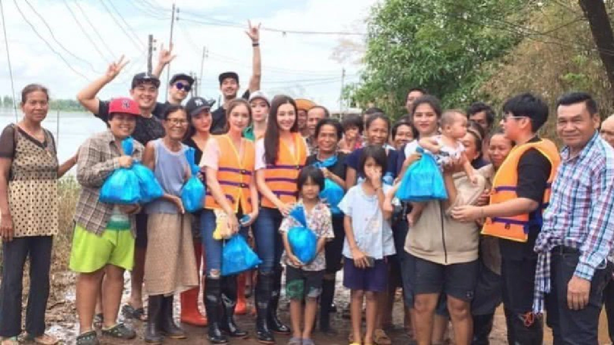 'เวียร์-เบลล่า' รวมใจลงพื้นช่วยน้ำท่วมที่สกลนคร 'เวียร์-เบลล่า' รวมใจลงพื้นช่วยน้ำท่วมที่สกลนคร