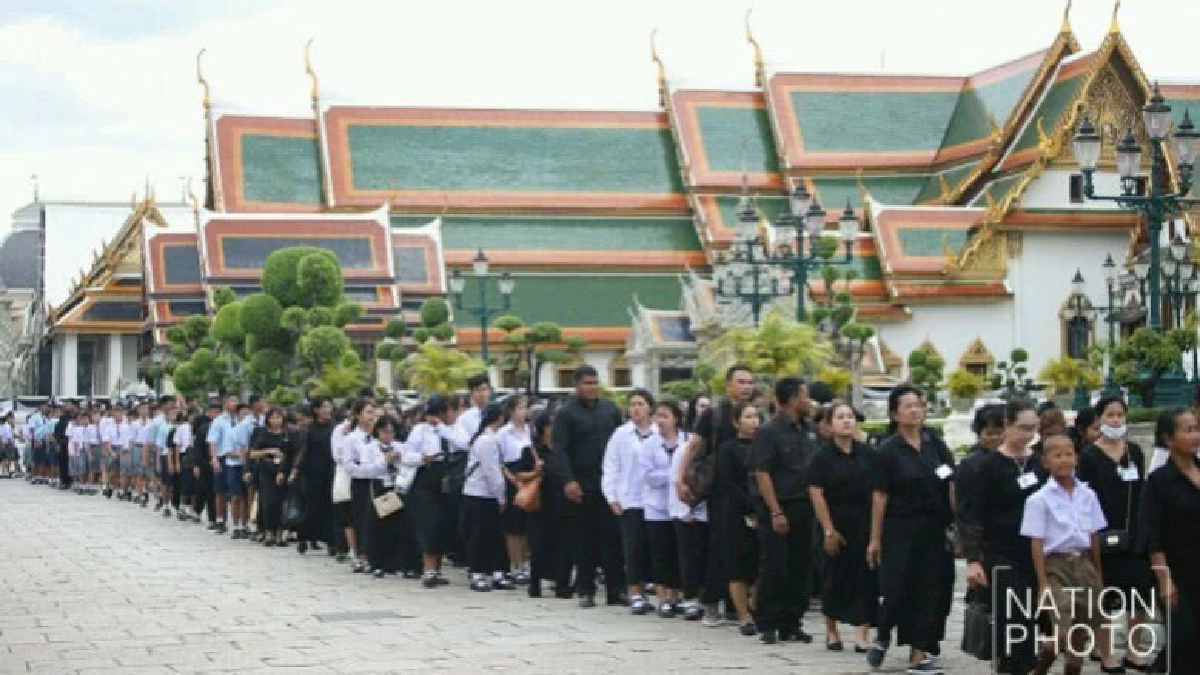 ประชาชนขึ้นกราบพระบรมศพในหลวง ร.9 แล้วกว่า 9 ล้านคน ประชาชนขึ้นกราบพระบรมศพในหลวง ร.9 แล้วกว่า 9 ล้านคน