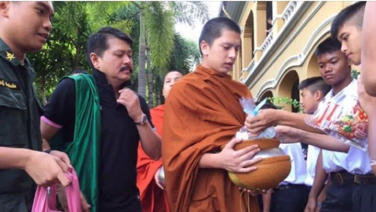 "พระกาโม่" บิณฑบาตรที่ร.ร.สวนกุหลาบ