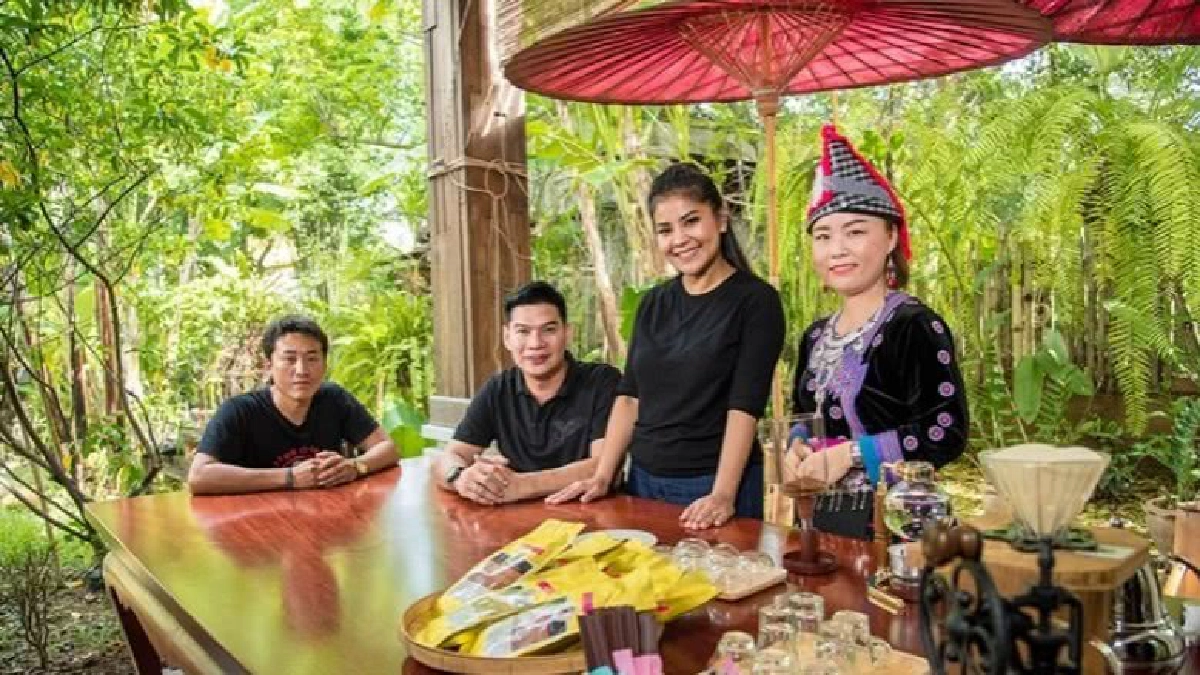2 คู่ซ่าฯ พาชมวิถีชีวิตดั้งเดิม 2 คู่ซ่าฯ พาชมวิถีชีวิตดั้งเดิม
