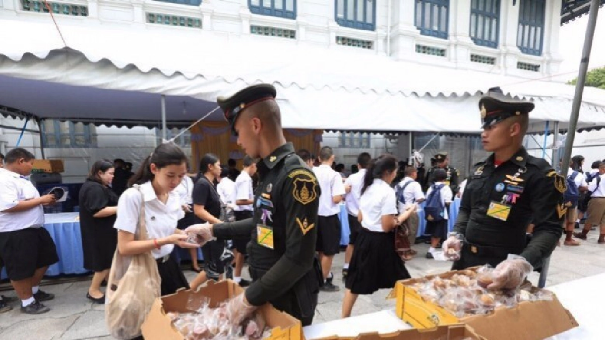 ข้าว ขนม ของว่าง น้ำดื่มพระราชทานหลังกราบพระบรมศพ