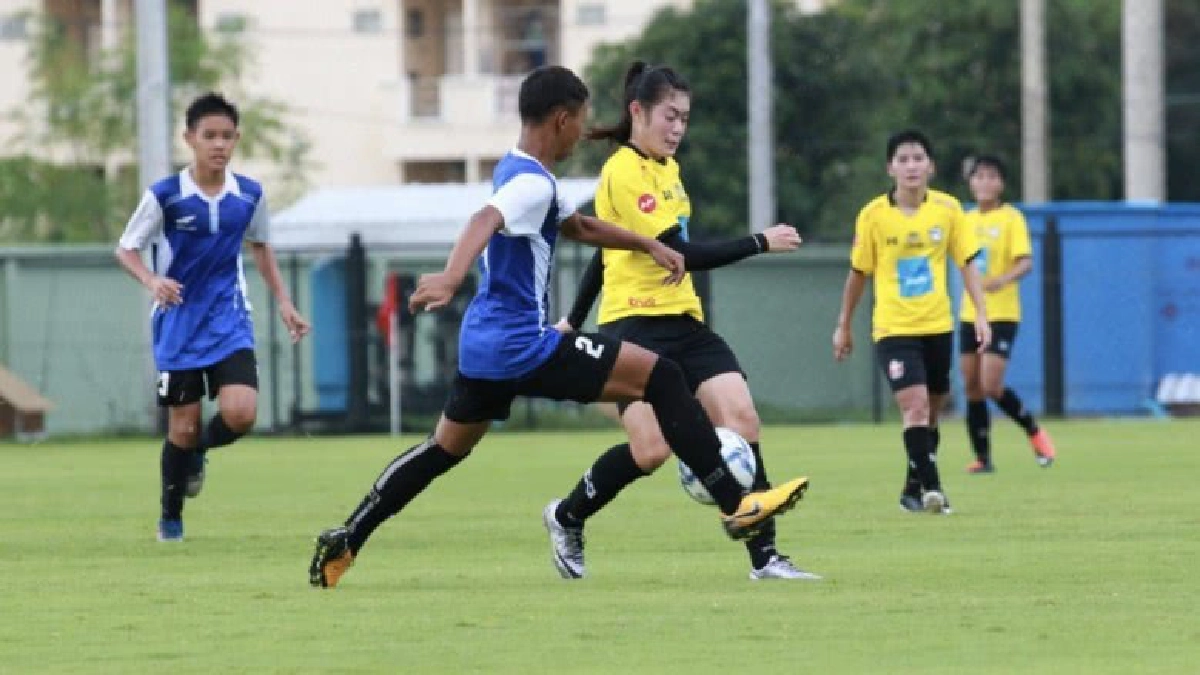 แข้งสาวอุ่นชนะอคาเดมี่ ท่าเรือ 2-1