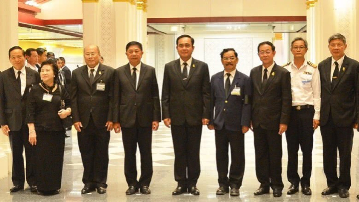 "บิ๊กตู่" นั่งรถรางลอด "แม่น้ำเจ้าพระยา" "บิ๊กตู่" นั่งรถรางลอด "แม่น้ำเจ้าพระยา"