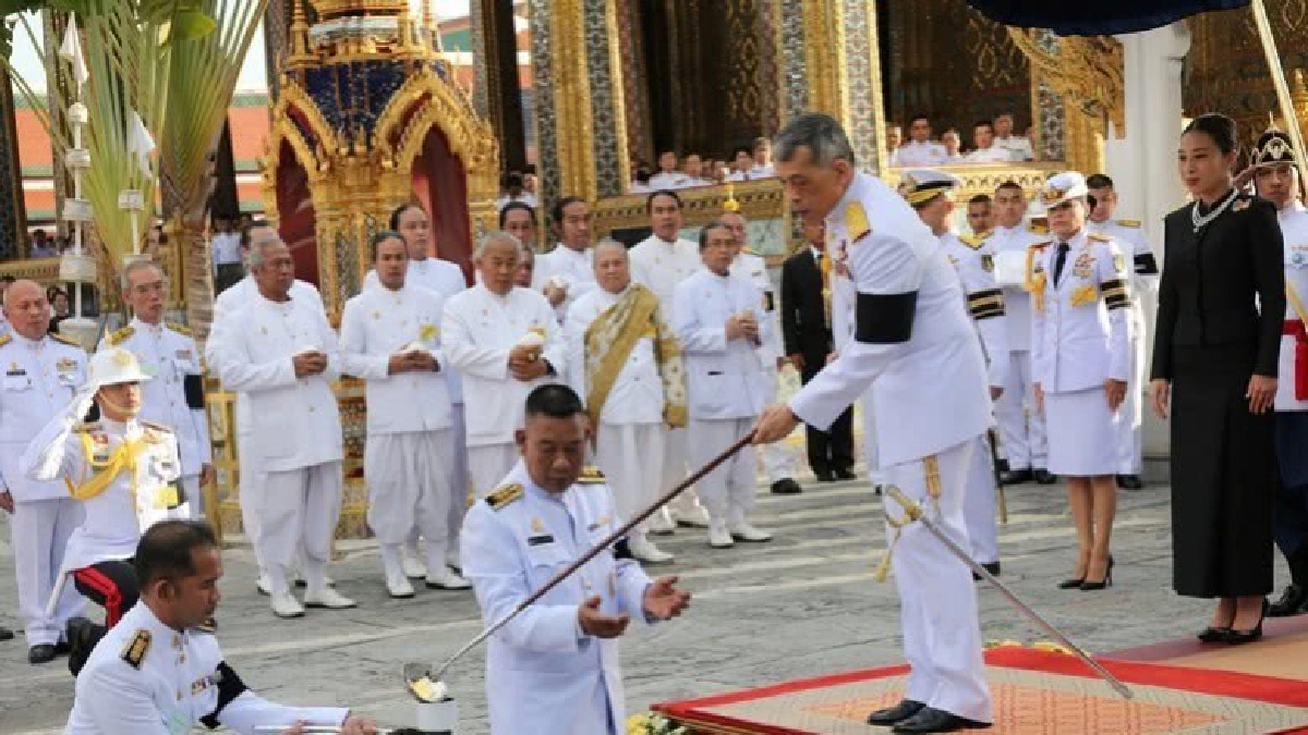 สมเด็จพระเจ้าอยู่หัว เสด็จฯ ไปทรงเททองหล่อพระพุทธรูป