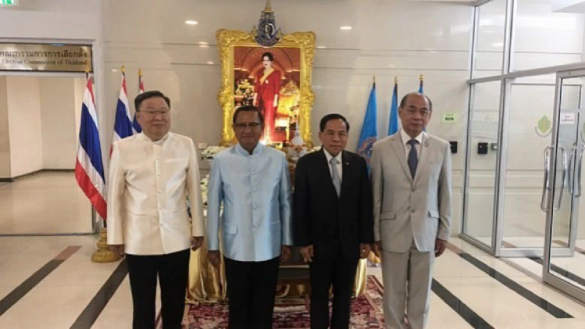กกต.ลงนามถวายพระพรสมเด็จพระนางเจ้าสิริกิติ์ฯ กกต.ลงนามถวายพระพรสมเด็จพระนางเจ้าสิริกิติ์ฯ