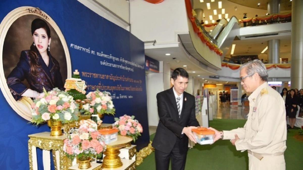 ฟ้าหญิงจุฬาภรณ์ พระราชทานยาสามัญประจำบ้านแก่ผู้ประสบอุทกภัย