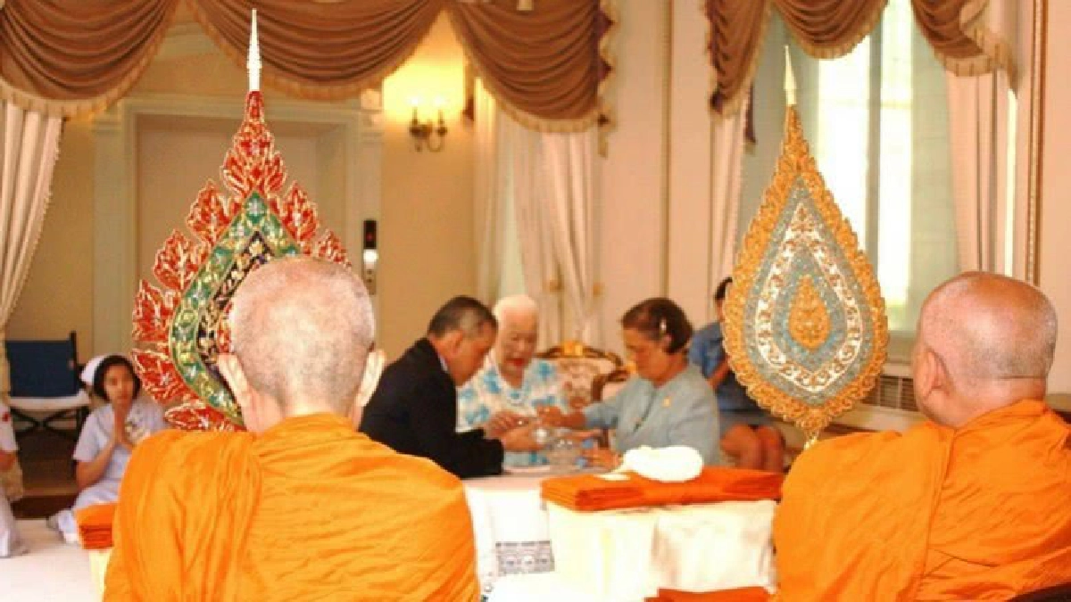 ในหลวง - พระราชินีใน ร.9 ทรงบำเพ็ญพระราชกุศลเฉลิมพระชนมพรรษา ในหลวง - พระราชินีใน ร.9 ทรงบำเพ็ญพระราชกุศลเฉลิมพระชนมพรรษา