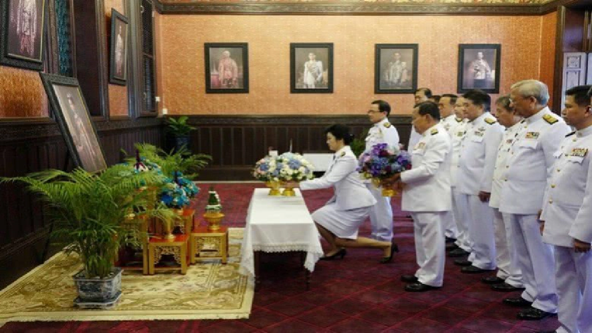"ปู" นำทีมเพื่อไทยลงนามถวายพระพร "แม่ของแผ่นดิน" "ปู" นำทีมเพื่อไทยลงนามถวายพระพร "แม่ของแผ่นดิน"