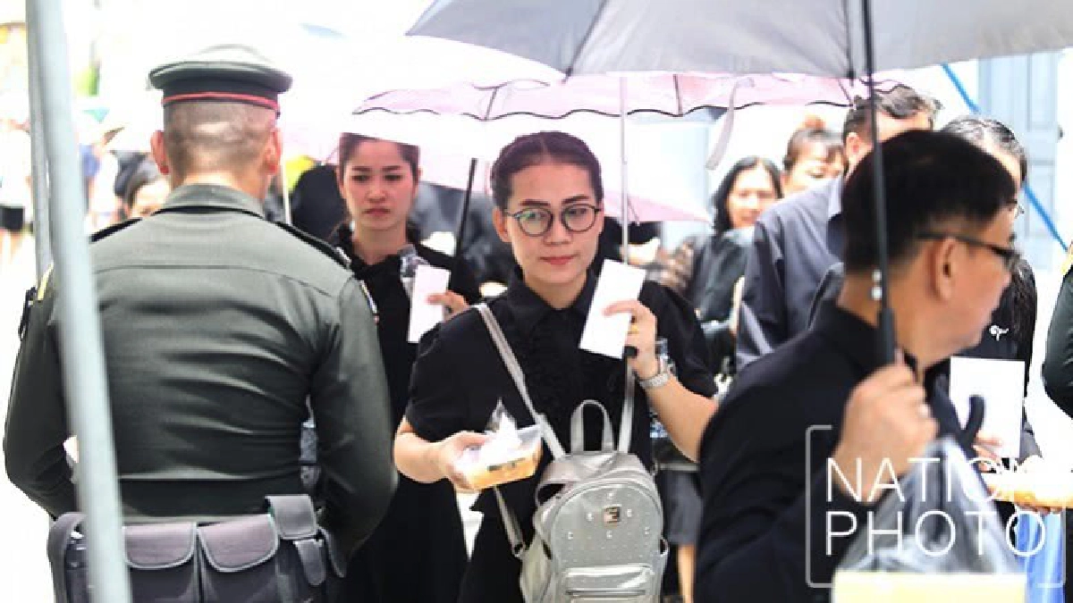 สมเด็จพระเจ้าอยู่หัวพระราชทานอาหารประชาชนกราบพระบรมศพ