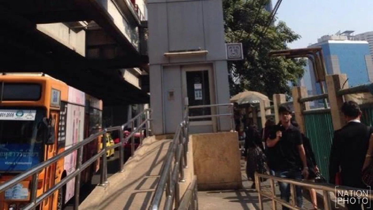 กทม.เร่งย้ายเสาไฟกีดขวางลิฟท์ขึ้น-ลงสถานีรถไฟฟ้า