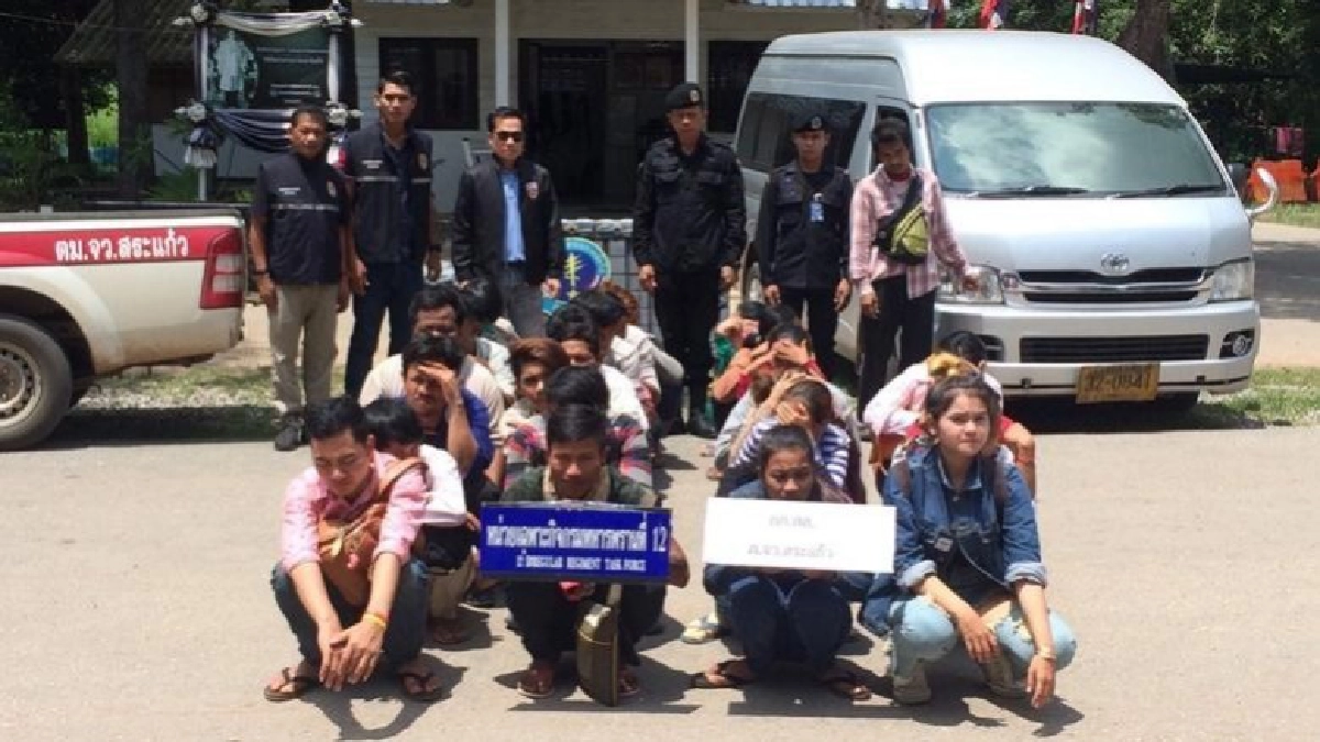 จนท.สกัดจับรถตู้ลอบขนแรงงานเถื่อนเข้ากรุง จนท.สกัดจับรถตู้ลอบขนแรงงานเถื่อนเข้ากรุง