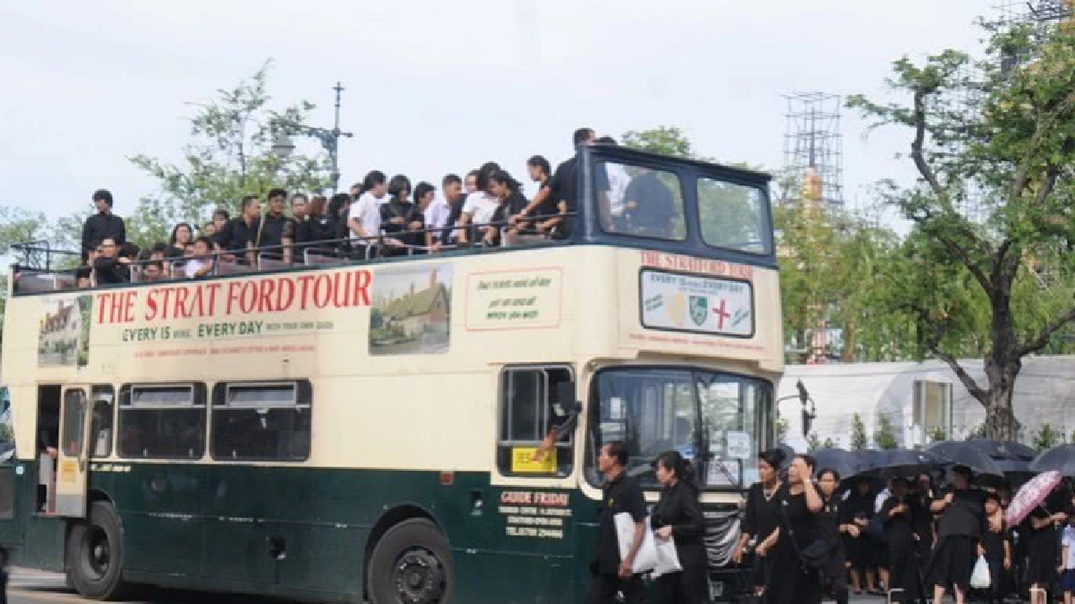 ประชาชนเข้ากราบสักการะพระบรมศพ (ภาพชุด) ประชาชนเข้ากราบสักการะพระบรมศพ (ภาพชุด)
