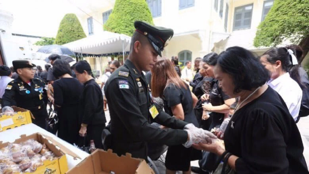 ประชาชนอิ่มท้องด้วยอาหารพระราชทาน