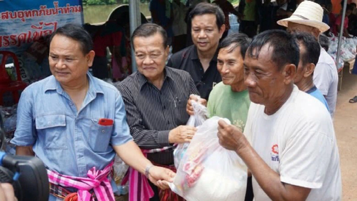 เพื่อไทย มอบสิ่งของช่วยน้ำท่วม ร้อยเอ็ด-กาฬสินธุ์ เพื่อไทย มอบสิ่งของช่วยน้ำท่วม ร้อยเอ็ด-กาฬสินธุ์