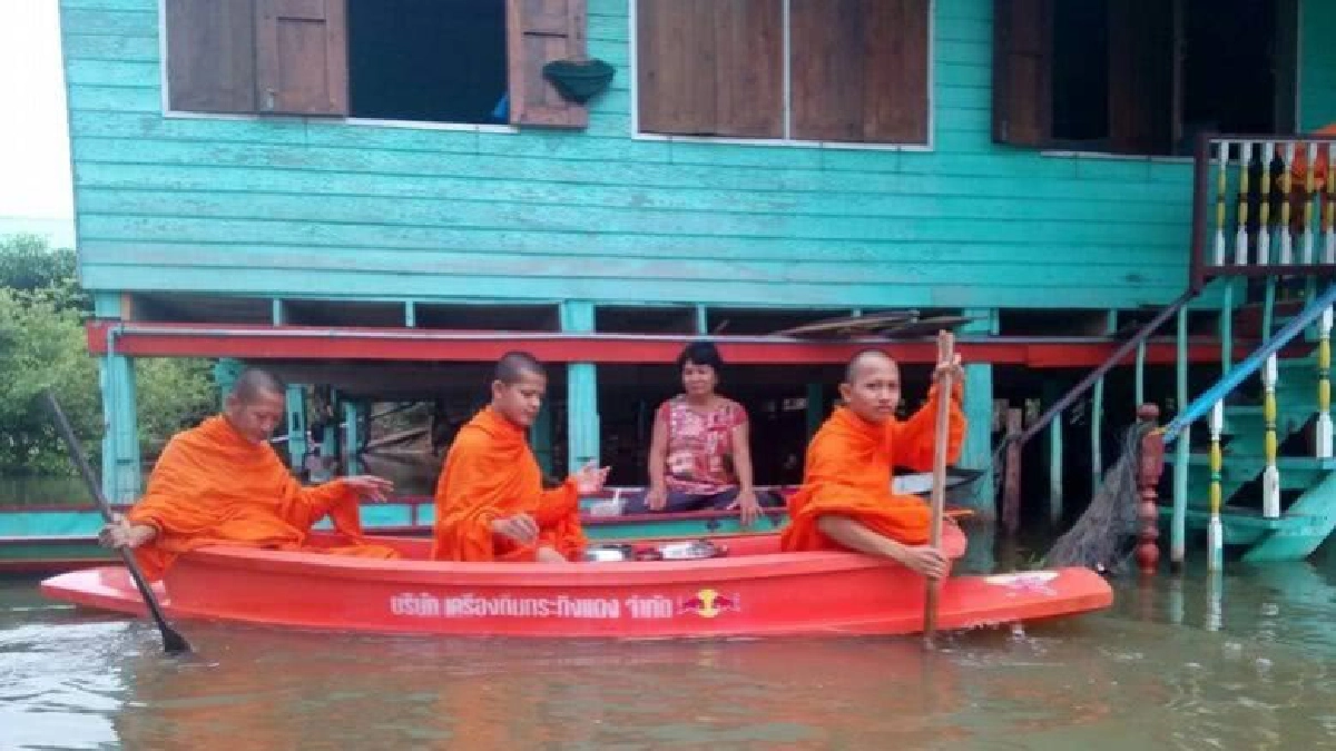แม่น้ำยมเอ่อท่วมบ้านปชช.“พระ”พายเรือบิณฑบาต