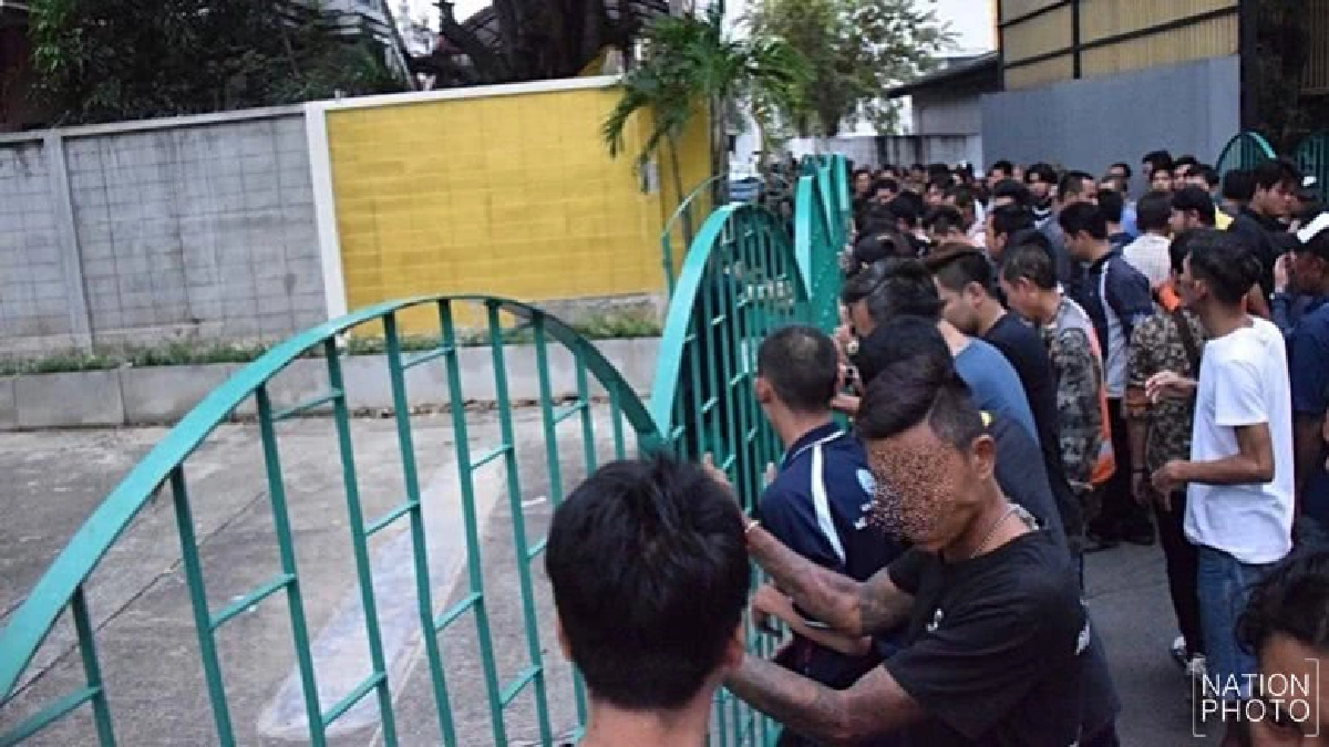 ชาวบ้านบุกรื้อรั้วหลังกรุงธนคอมเพล็กซ์