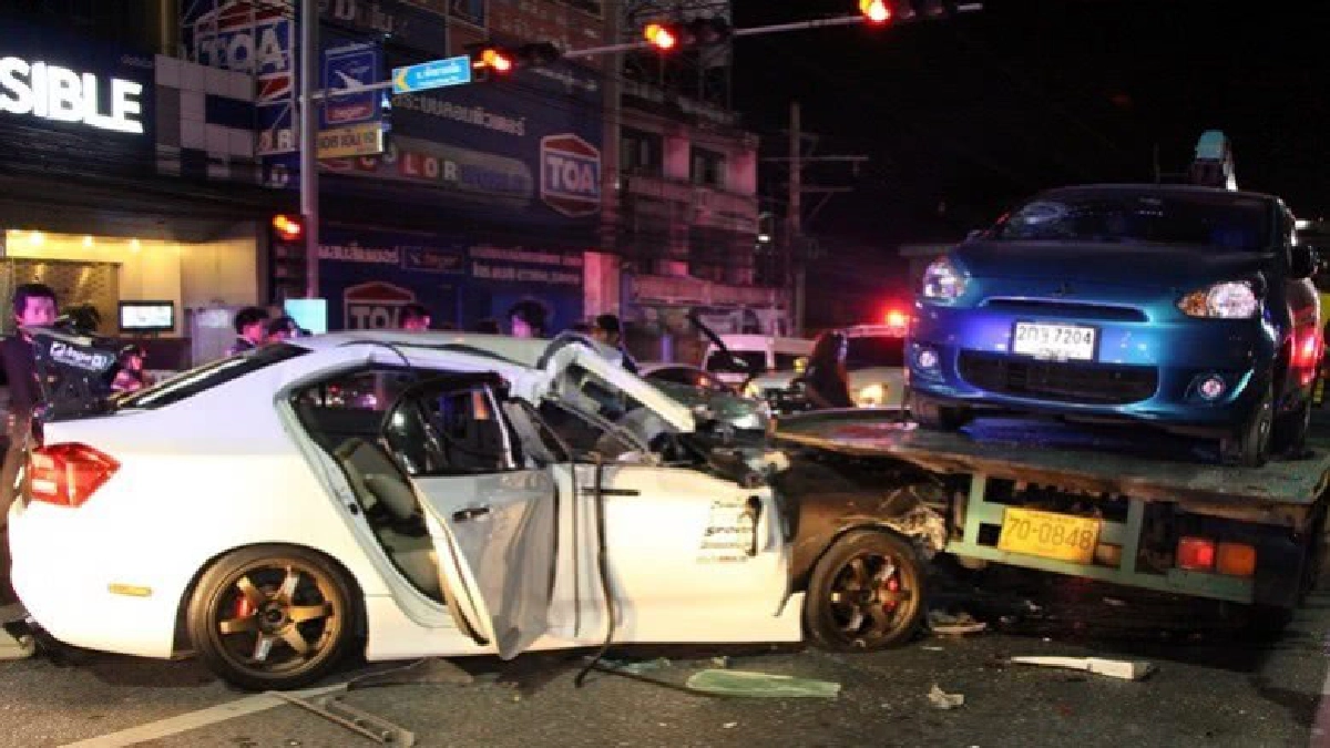 ซิ่งเก๋งเสยท้ายรถบรรทุกดับ ซิ่งเก๋งเสยท้ายรถบรรทุกดับ