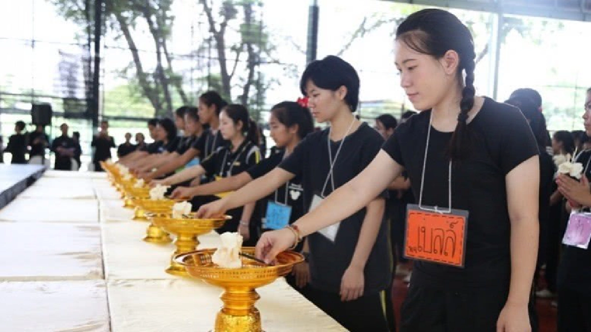 (รับ)น้องใหม่ มจษ.ทำดอกไม้จันทน์ถวายอาลัยร.9