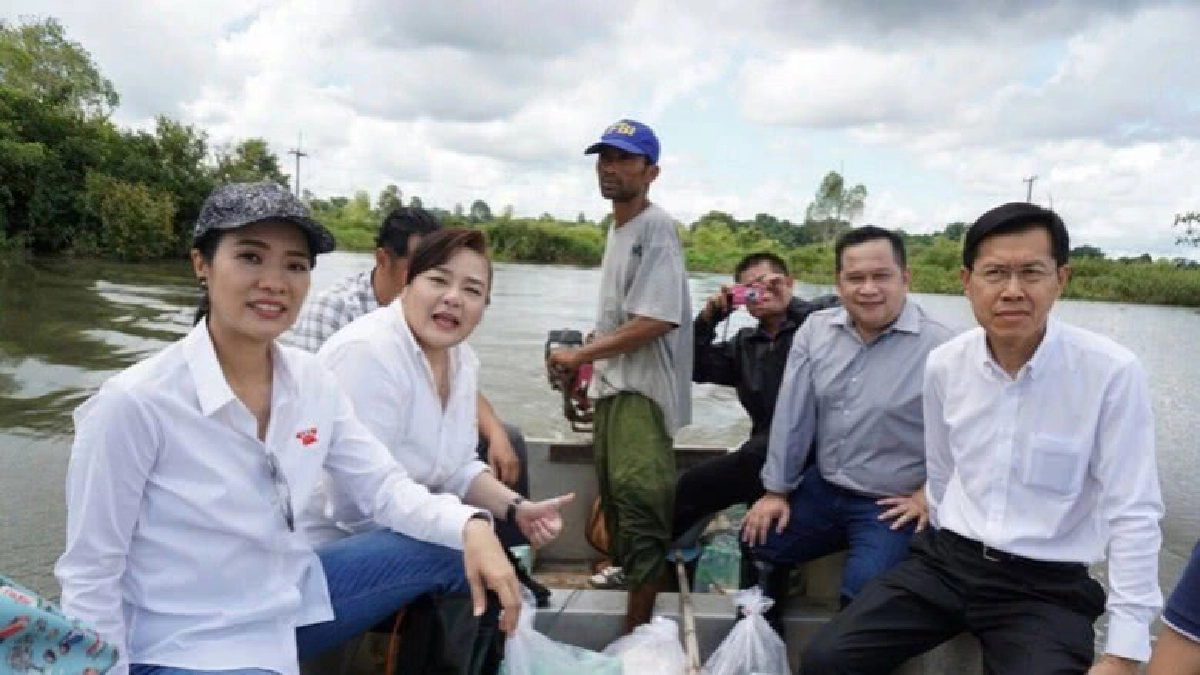 "พงศ์เทพ" นำทีมเพื่อไทยช่วยน้ำท่วม อุบลฯ-ยโสธร 