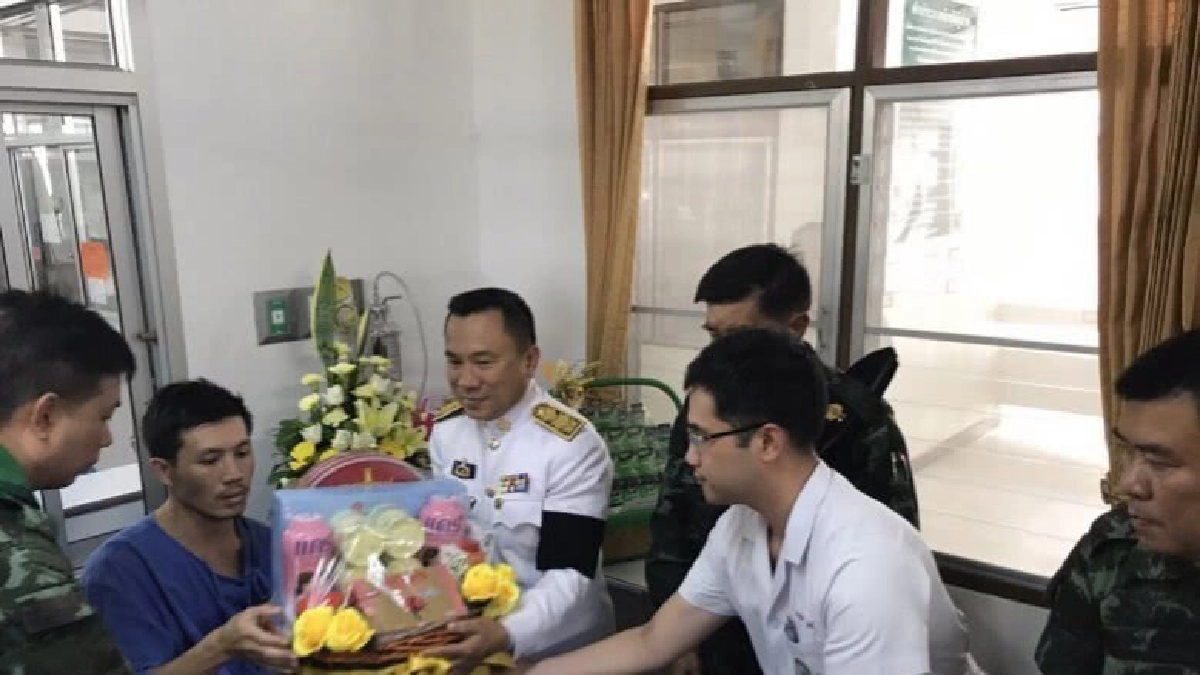 ร.10 พระราชทานสิ่งของ แก่ทหารที่ได้รับบาดเจ็บที่ปัตตานี ร.10 พระราชทานสิ่งของ แก่ทหารที่ได้รับบาดเจ็บที่ปัตตานี
