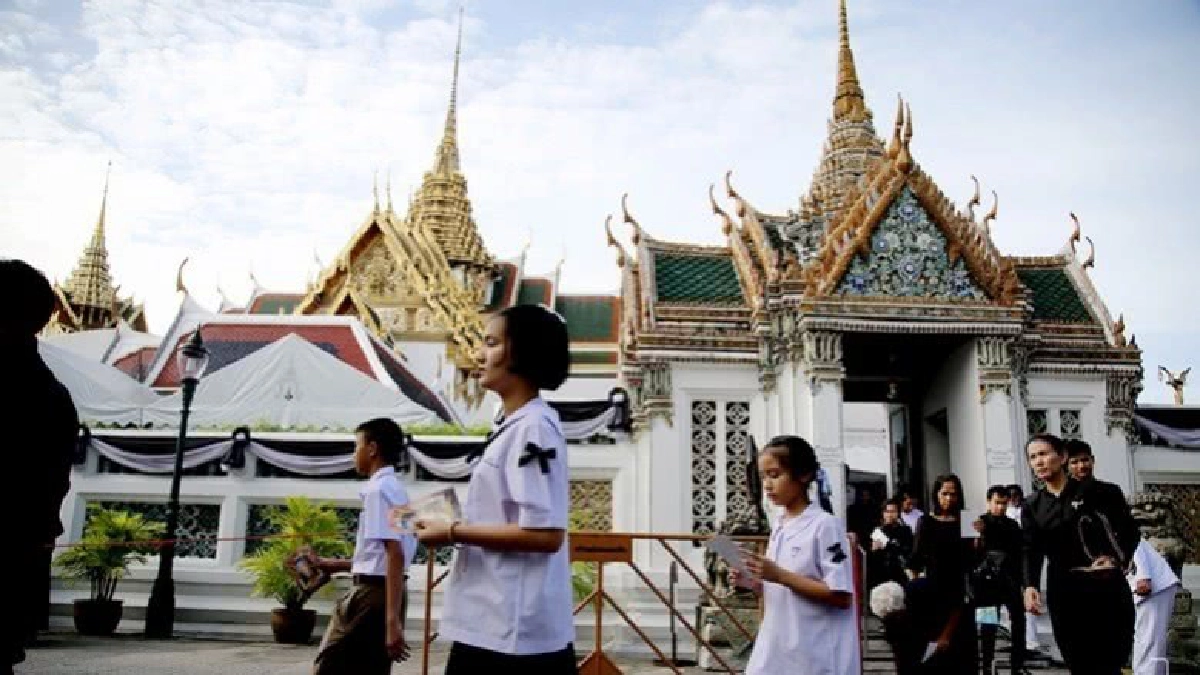 ประชาชนเข้ากราบสักการะพระบรมศพ รัชกาลที่ 9 (ภาพชุด) ประชาชนเข้ากราบสักการะพระบรมศพ รัชกาลที่ 9 (ภาพชุด)