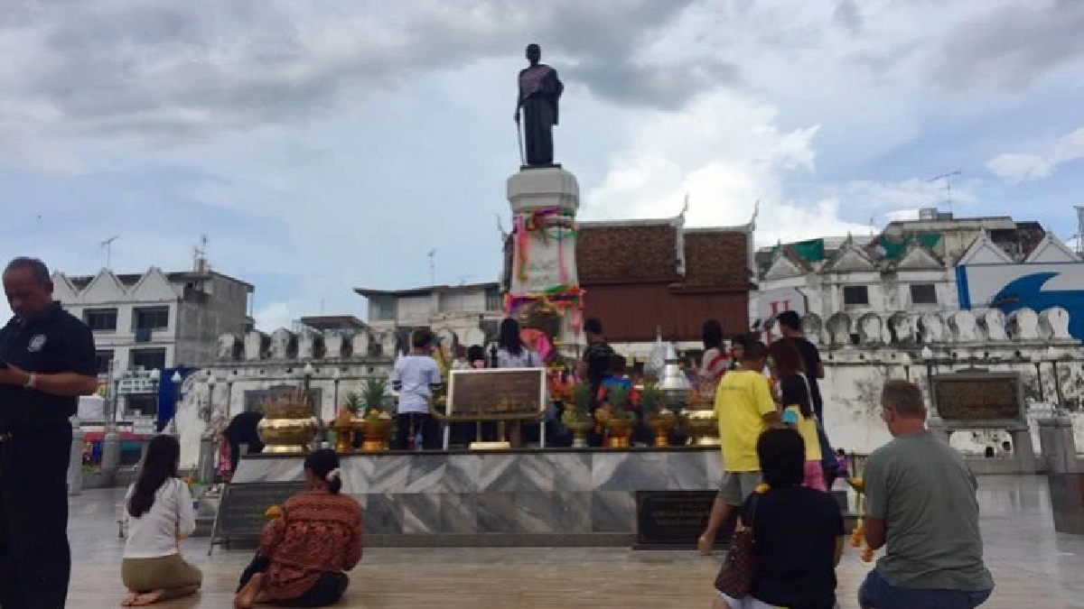 รมว.พาณิชย์ ดอดสักการะ"ย่าโม"  ด้านทหาร-ตร สนธิกำลังคุมเข้ม