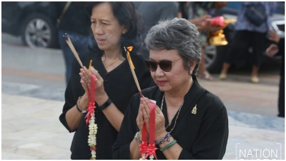 "รมต.อภิรดี" ดอดสักการะย่าโม (ภาพชุด)