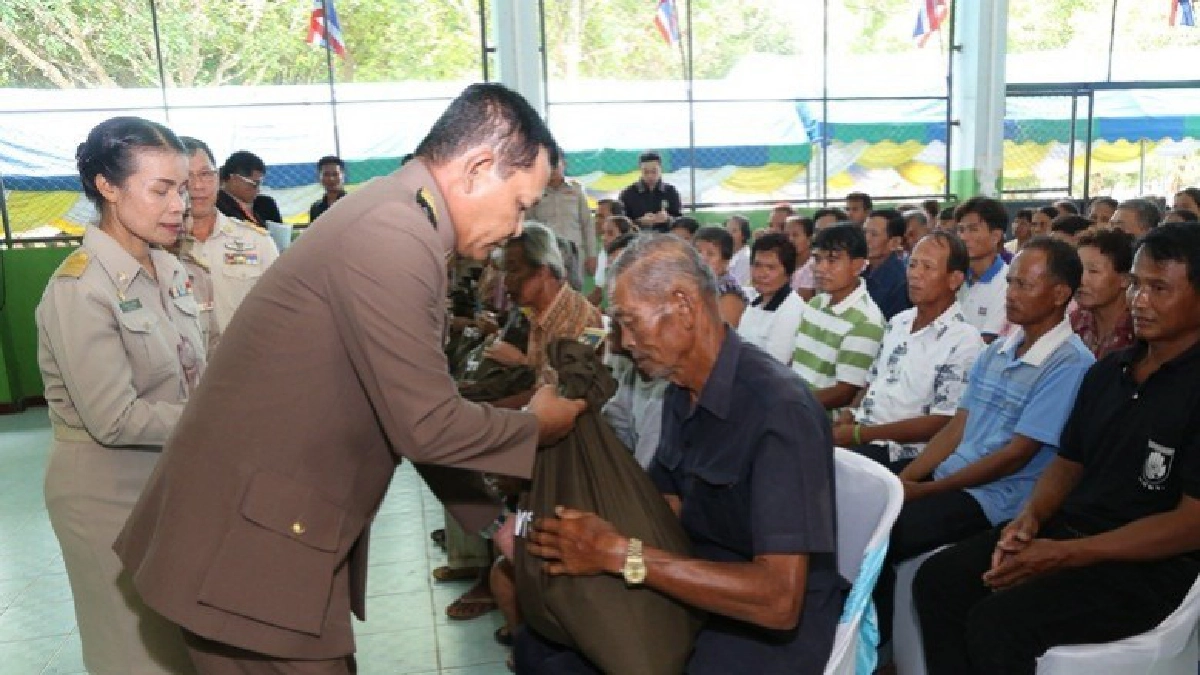 ชาวสกลนครและอำนาจเจริญปลื้มปีติ