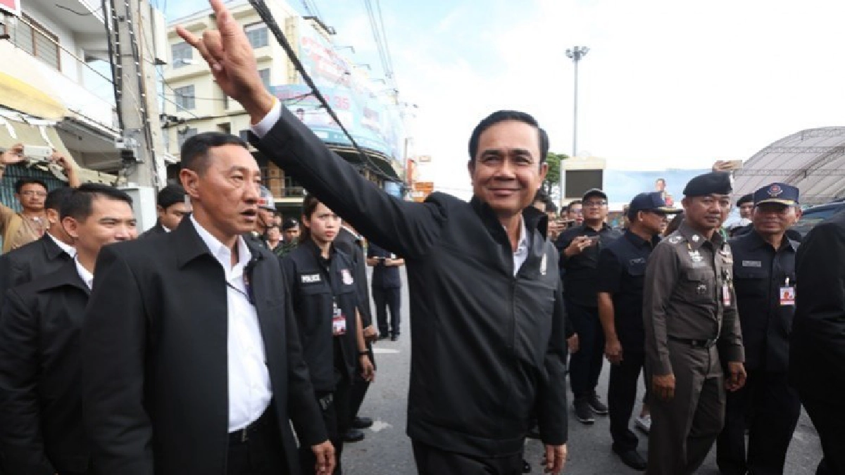 "หนุ่มอีสานสีแดง" บุกประชิดยื่นหนังสือ "นายกฯ" 