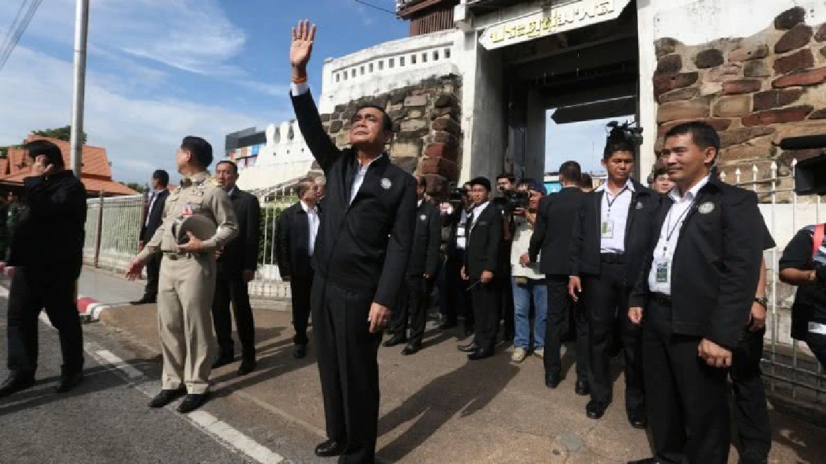 นายกฯ ถาม "ใครจะไปเลือกตั้งยกมือขึ้น"