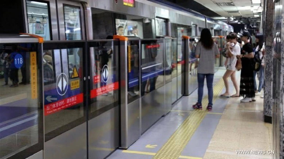 จีนติดประตูกั้น ‘รถไฟใต้ดิน’ ครบทุกสถานี !! จีนติดประตูกั้น ‘รถไฟใต้ดิน’ ครบทุกสถานี !!