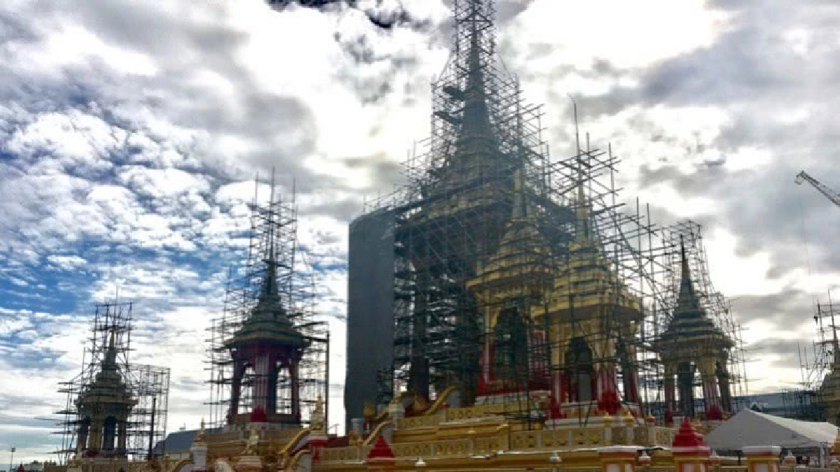สมเด็จพระเทพฯ ทอดพระเนตรความคืบหน้างานพระเมรุมาศ
