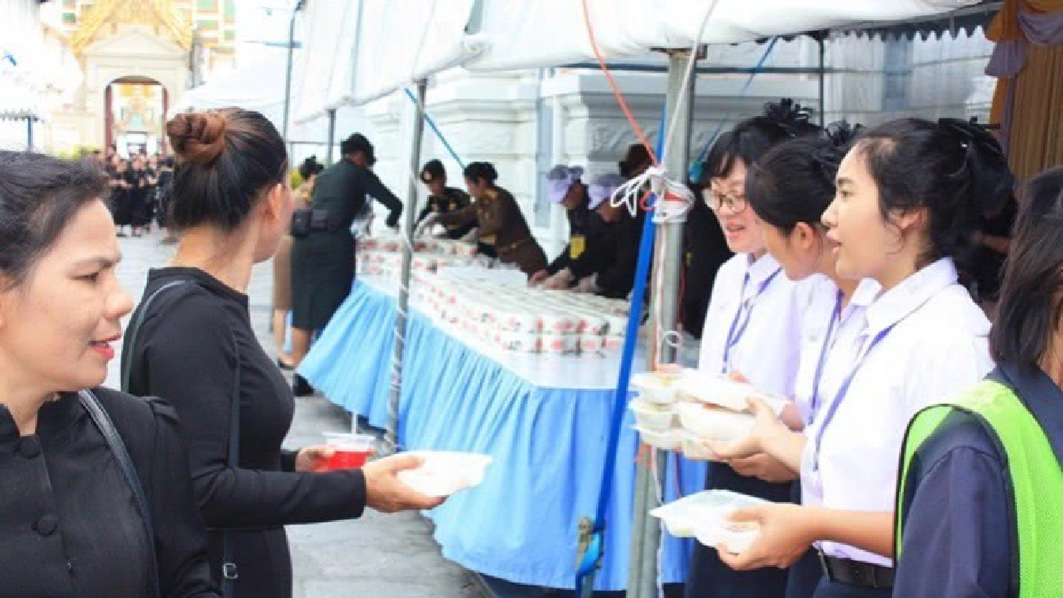 อาหารคาว-หวานสูตรโบราณแจกประชาชนทุกวัน อาหารคาว-หวานสูตรโบราณแจกประชาชนทุกวัน