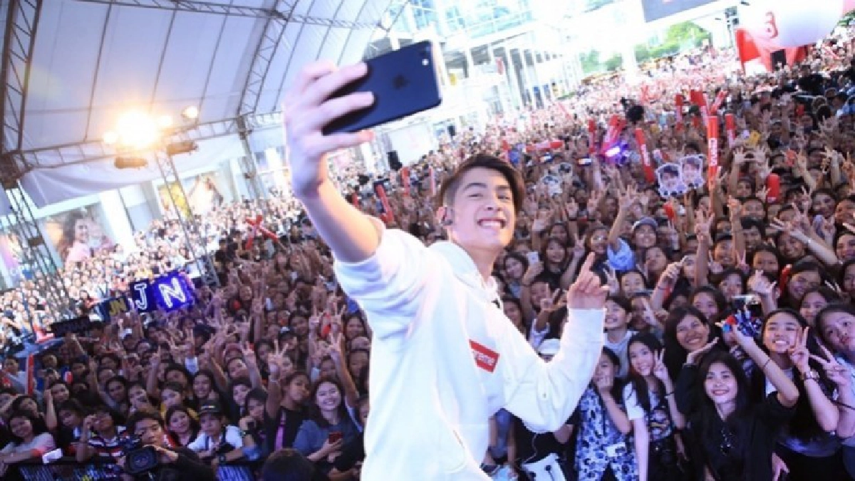 ลานเซ็นทรัลเวิลด์แตก! สะใภ้มโนแห่ร่วมมีทติ้ง 'เจ้านาย' ลานเซ็นทรัลเวิลด์แตก! สะใภ้มโนแห่ร่วมมีทติ้ง 'เจ้านาย'