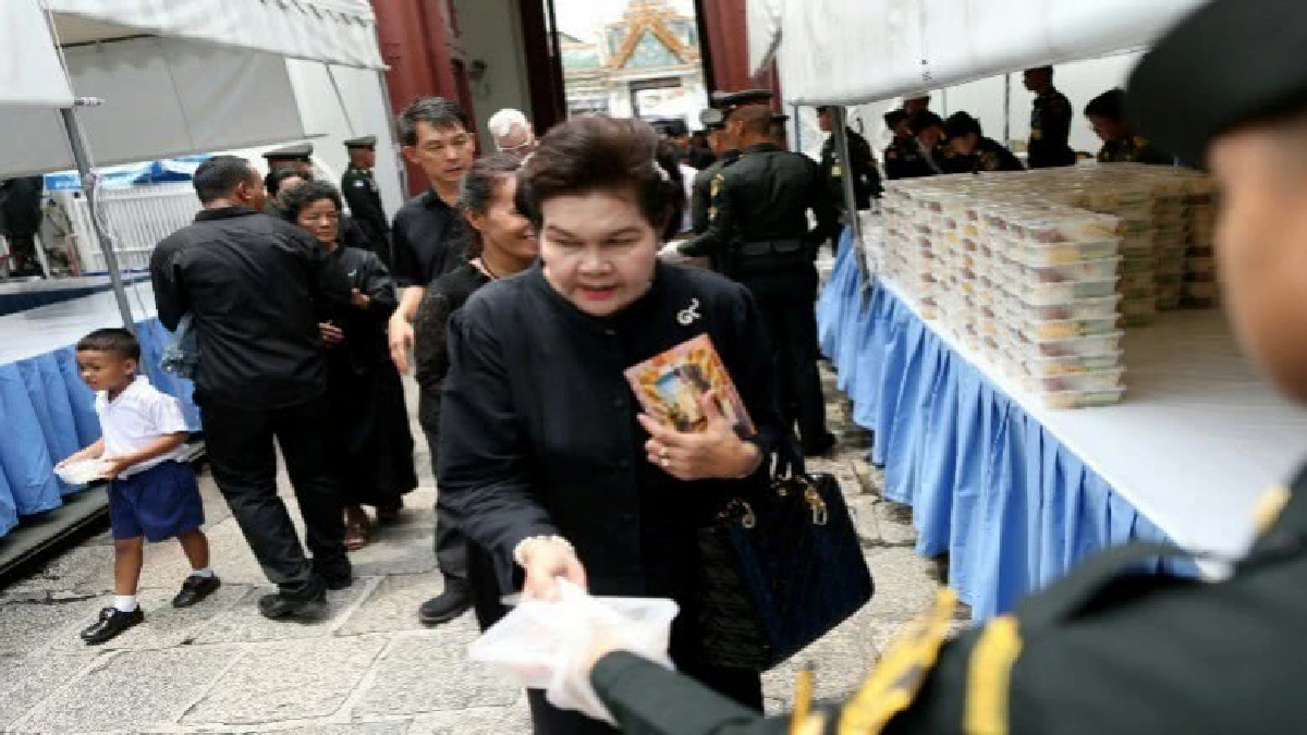 ร.10 พระราชทานอาหารให้ประชาชนอิ่มท้องหลังกราบพระบรมศพร.9 ร.10 พระราชทานอาหารให้ประชาชนอิ่มท้องหลังกราบพระบรมศพร.9