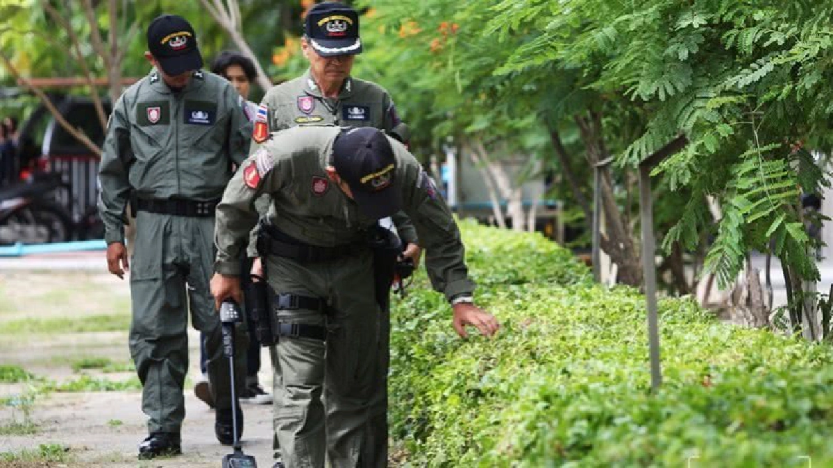 จนท. EOD ตรวจสอบความปลอดภัยรอบศาลฎีกาฯ (ภาพชุด) จนท. EOD ตรวจสอบความปลอดภัยรอบศาลฎีกาฯ (ภาพชุด)