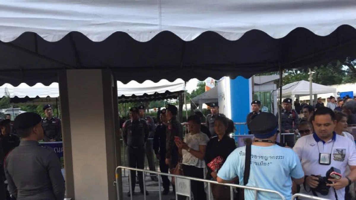 กองเชียร์ "ยิ่งลักษณ์" ตั้งแถวเพื่อเข้าพื้นที่ศาลฎีกาฯ กองเชียร์ "ยิ่งลักษณ์" ตั้งแถวเพื่อเข้าพื้นที่ศาลฎีกาฯ